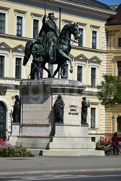 Германия. Мюнхен. Статуя короля на коне 
