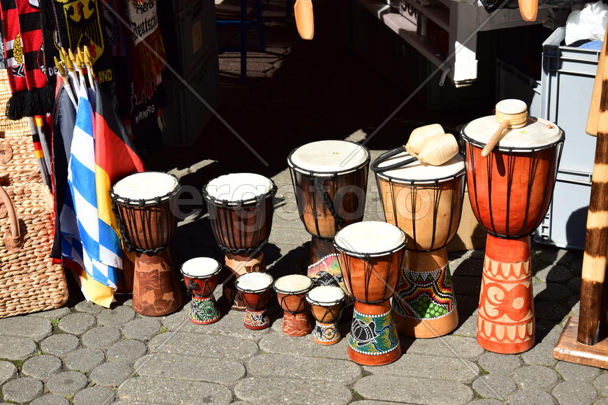 Разноцветные барабаны на продаже в лавке 