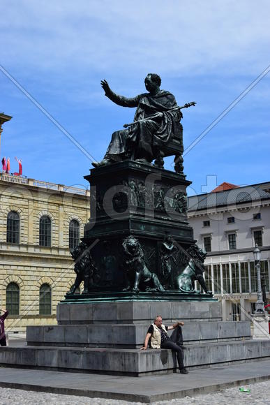 Германия. Мюнхен. Скульптура мужчины 