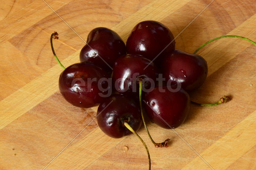 Спелая черешня 