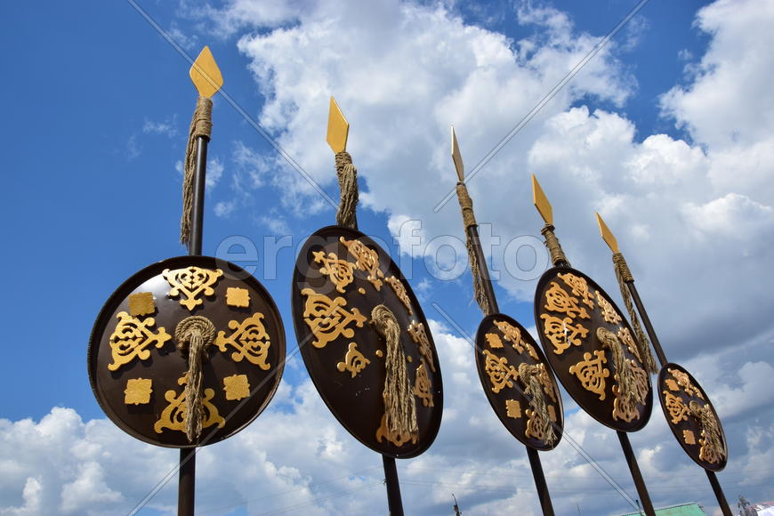 Старинные щиты украшенные орнаментом 