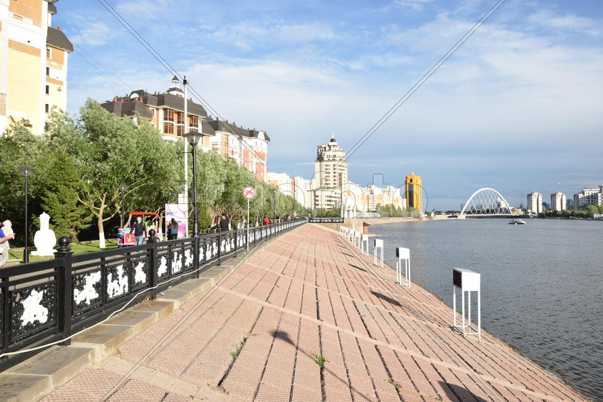 Астана - городская архитектура. Современные многоэтажные здания. Казахстан 
