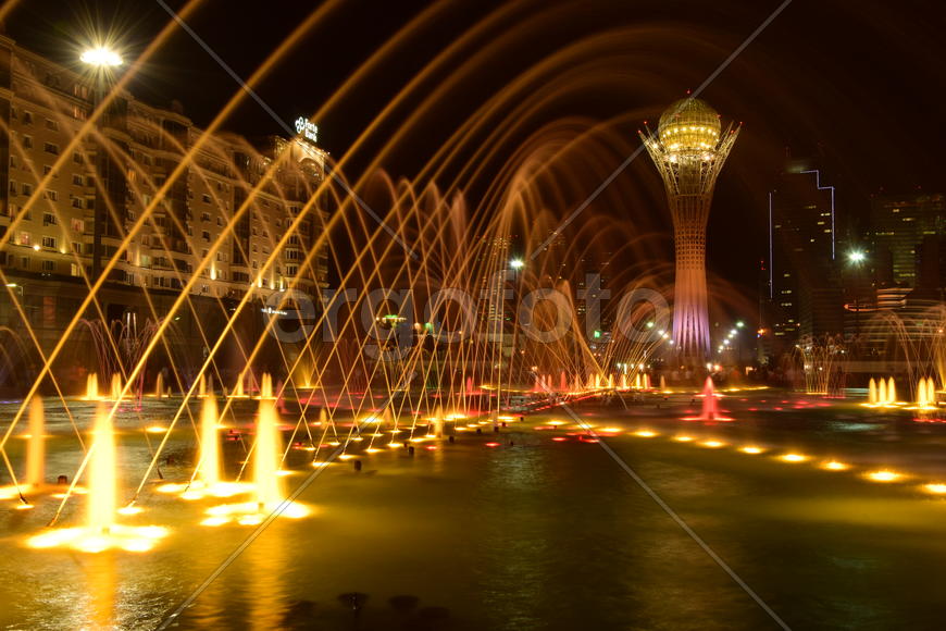 Астана - Башня "Байтерек"-ночью 