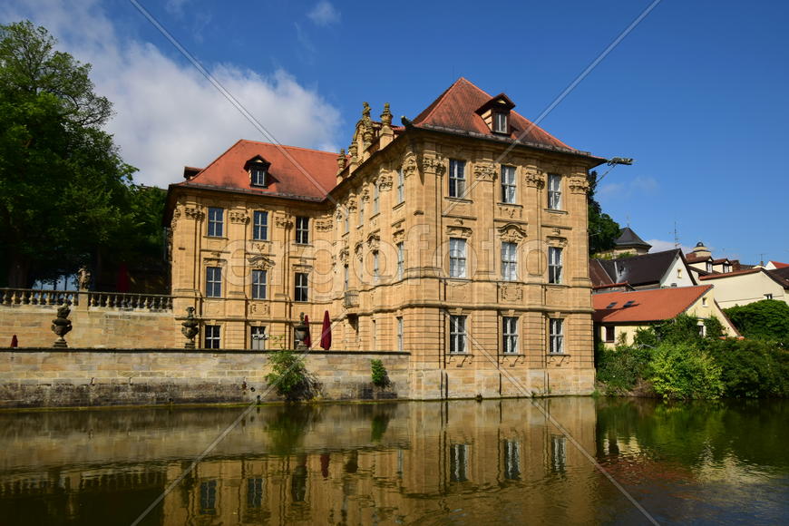 Германия - город Бамберг. Фасад старинного замка 