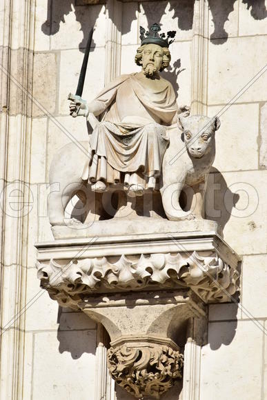 Германия - город Регенсбург, скульптуры на фасаде собора 