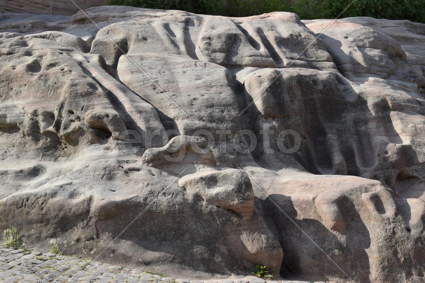 Каменная гора на улице города 