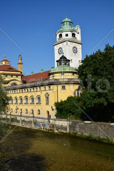 Германия. Мюнхен. Башня старинного здания 