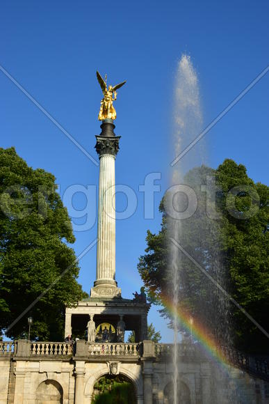 Германия. Мюнхен. Золотая скульптура  на постаменте в парке 