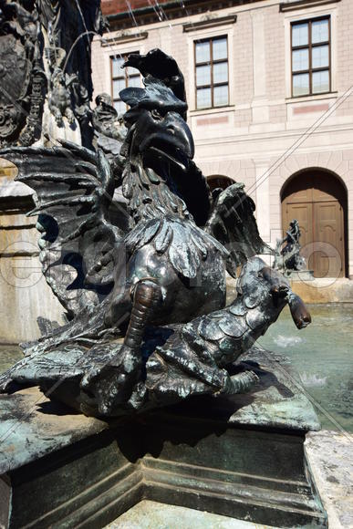 Германия. Мюнхен. Скульптура птицы 