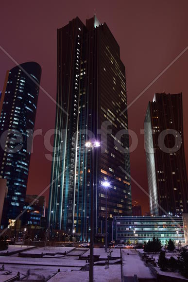 Астана. Современная архитектура города ночью 