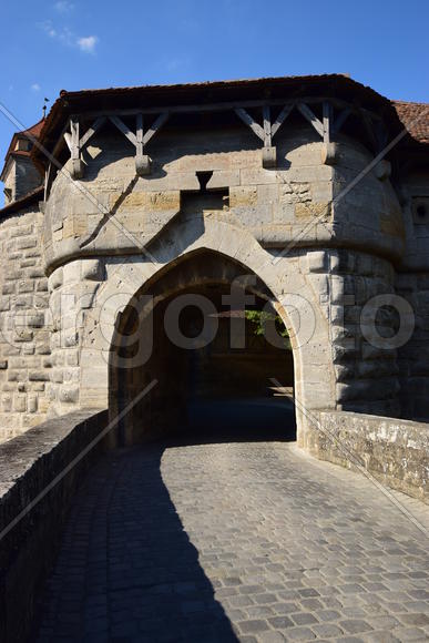 Исторический город Ротенбург в Баварии. Проход в башню 