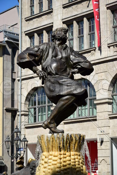 Германия - город Нюрнберг. Фонтан со скульптурами 