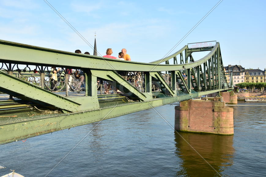 Германия, Франкфурт-на-Майне. Мост на реке 