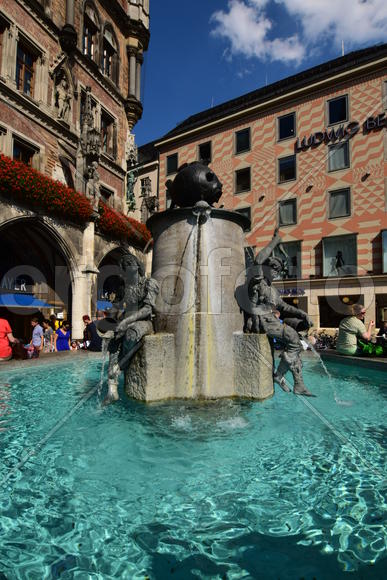 Германия. Мюнхен. Фонтан со скульптурами 