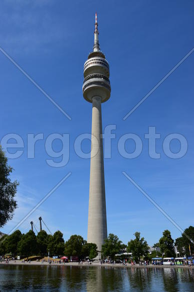 Германия, Мюнхен. Современная архитектура. Высокая башня со шпилем 