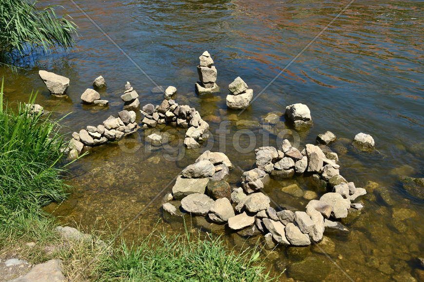 Германия - город Бамберг. Камни в воде 