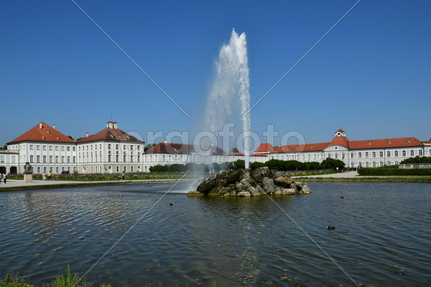 Германия, Мюнхен, замок Нимфенбург. Фонтан в парке