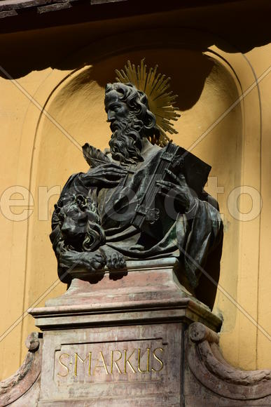 Аугсбург - ФУГГЕРАЙ, статуя с венцом 