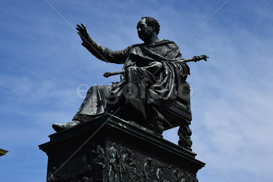 Германия. Мюнхен. Скульптура мужчины 