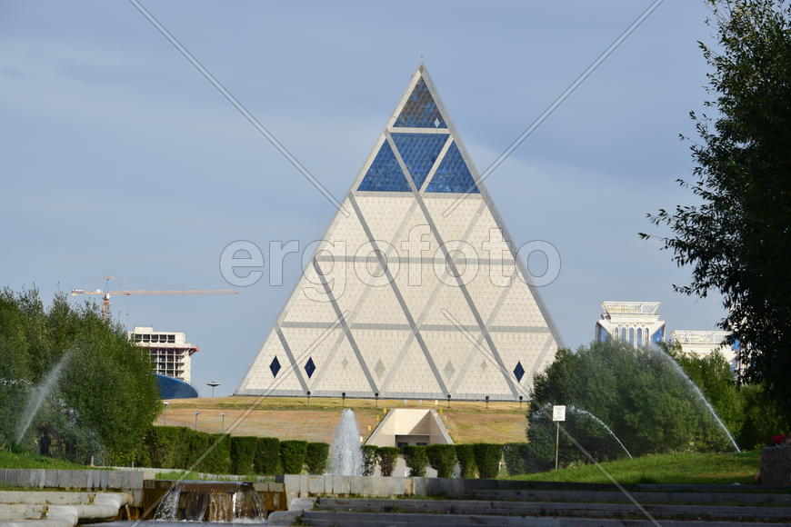 Астана - стеклянная пирамида. Казахстан