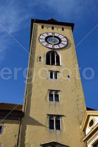 Германия - город Регенсбург. Башня с часами 