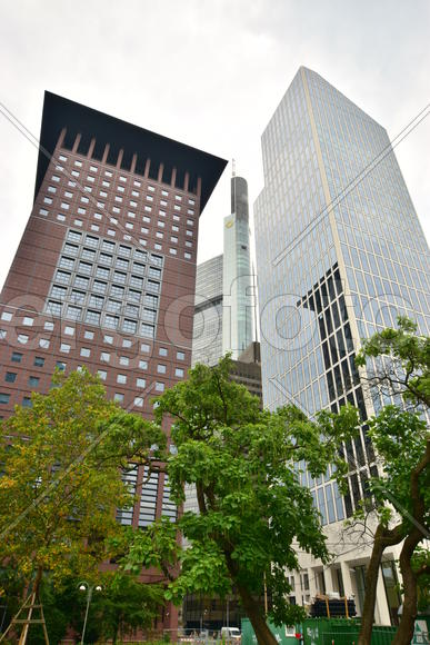 Франкфурт-На-Майне, Красная многоэтажка 