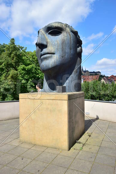 Германия - город Бамберг. Скульптура половины лица человека 