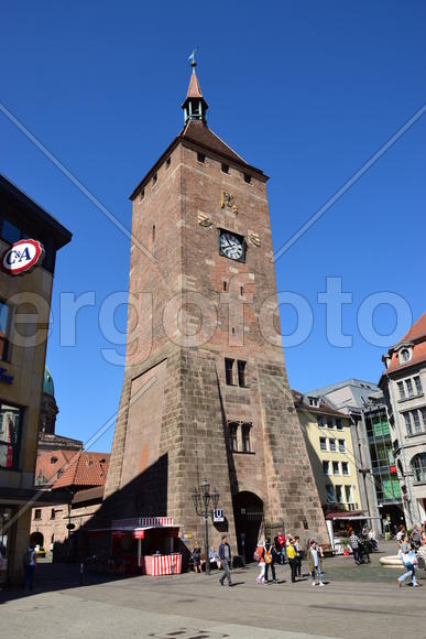 Германия - город Нюрнберг. Старинная башня с часами 