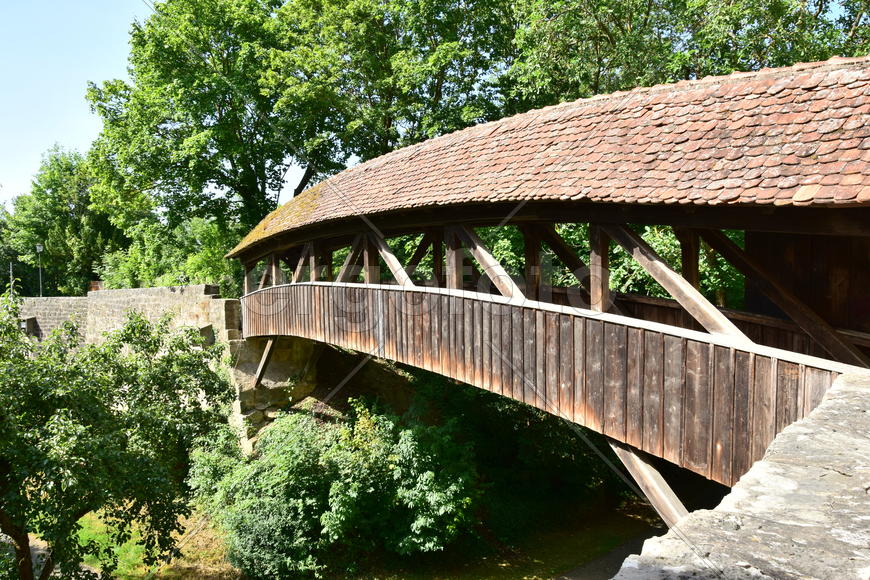 Исторический город Ротенбург в Баварии. Старинный мост из дерева 