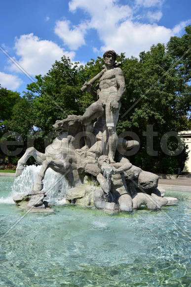 Германия. Мюнхен. Фонтан со скульптурами 