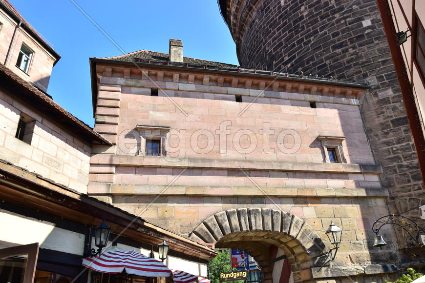 Германия - город Нюрнберг. Фасад крепости с башннями 