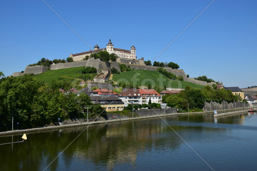 Германия - город Вюрцбург, замок Мариенберг панорамный вид с реки 