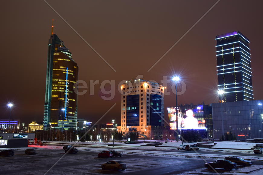 Астана. Современная архитектура города ночью 
