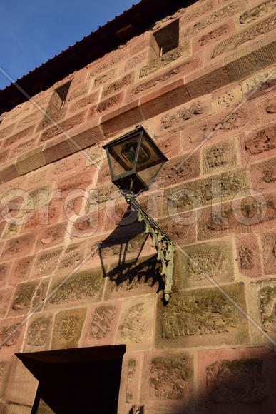 Германия - город Нюрнберг. Украшения на фасаде здания 