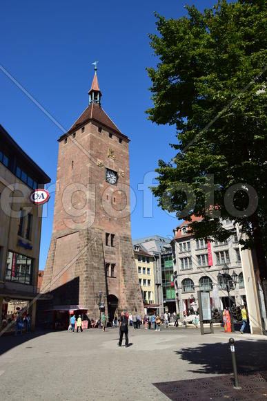 Германия - город Нюрнберг. Старинная башня с часами 
