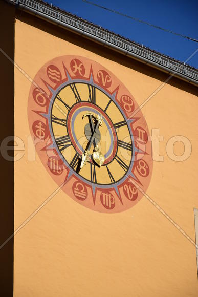 Германия. Город Регенсбурга. Часы на фасаде здания 