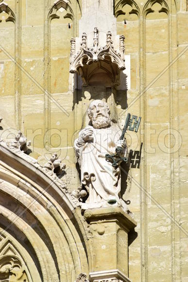 Германия - город Регенсбург. Скульптуры и украшения на фасаде здания 