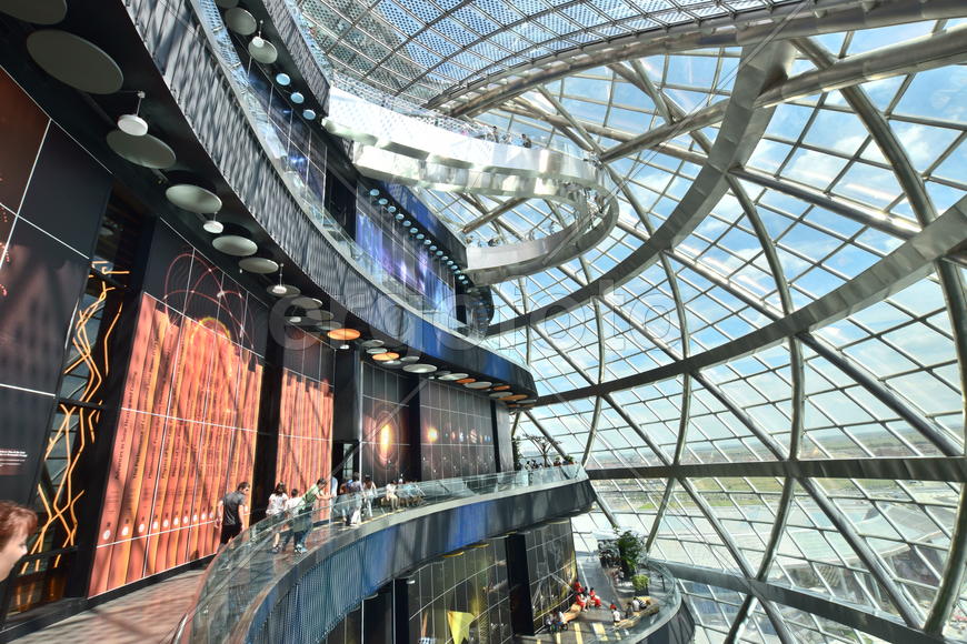 Интерьер стеклянной сферы "Нур-Алем". Казахстан