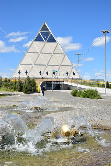 Астана - стеклянная пирамида. Казахстан