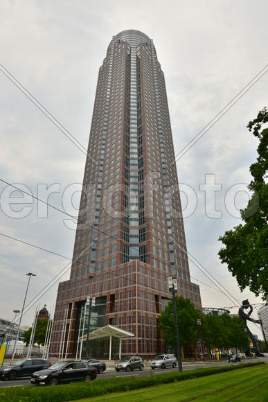 Франкфурт-На-Майне, Красный небоскреб