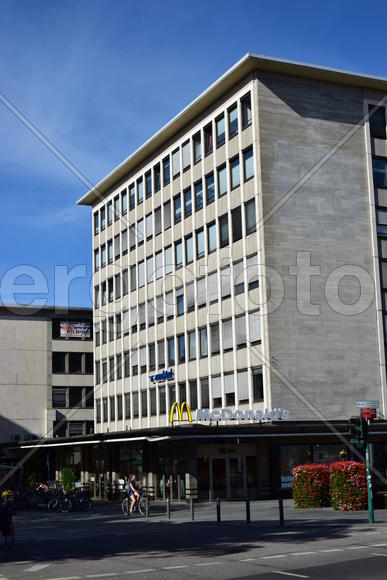 Германия. Город Регенсбург. Современное здание 