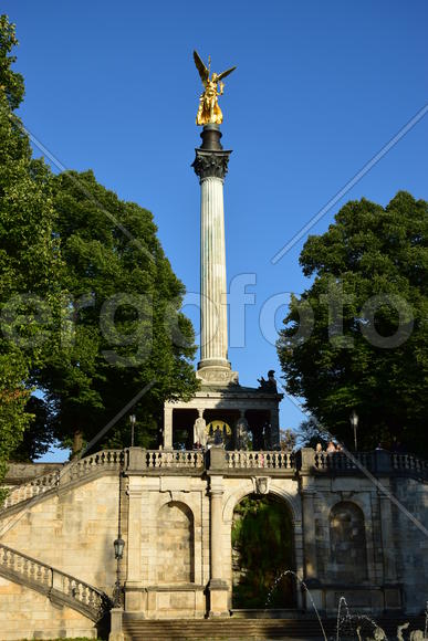 Германия. Мюнхен. Золотая скульптура  на постаменте в парке 