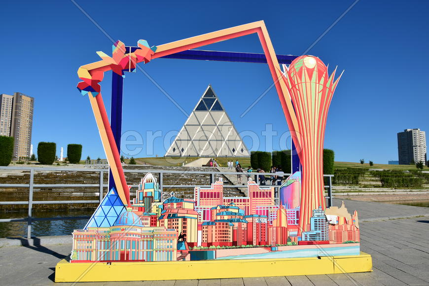 Астана - архитектурное строение в виде пирамиды. Казахстан 