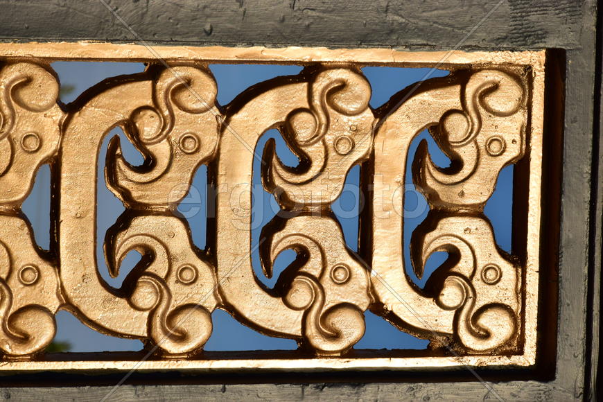 Золотисто - черные, кованные ограды 