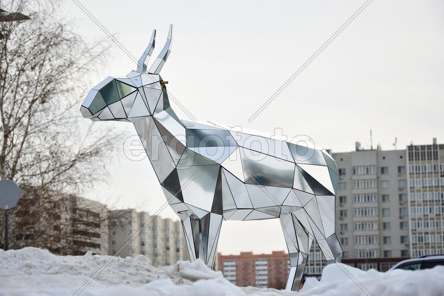 Астана - уличная скульптура из зеркал 