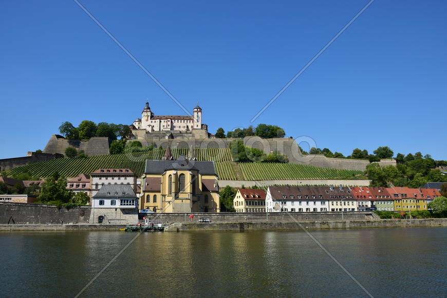 Германия - город Вюрцбург, замок Мариенберг панорамный вид с реки 