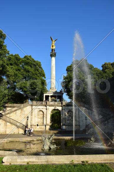 Германия. Мюнхен. Золотая скульптура  на постаменте в парке 