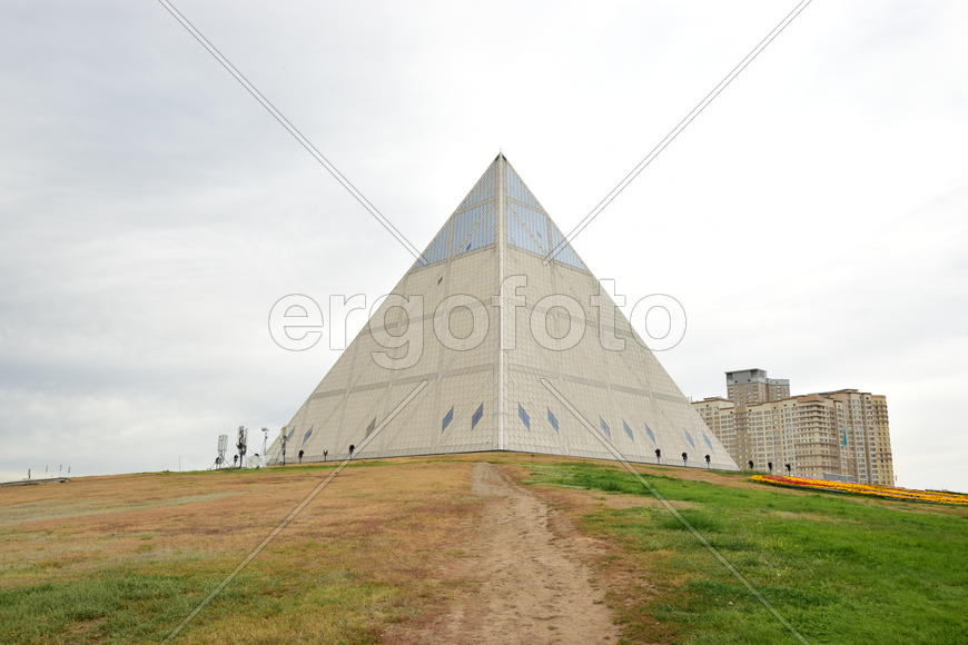 Астана - стеклянная пирамида. Казахстан