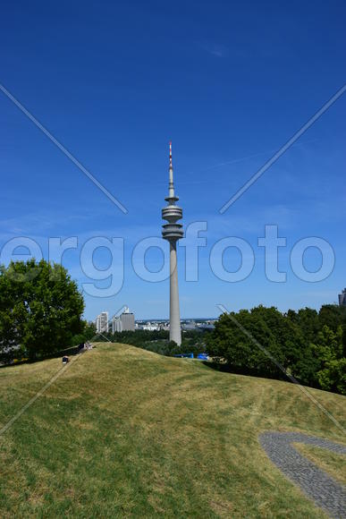 Германия, Мюнхен. Современная архитектура. Высокая башня со шпилем 