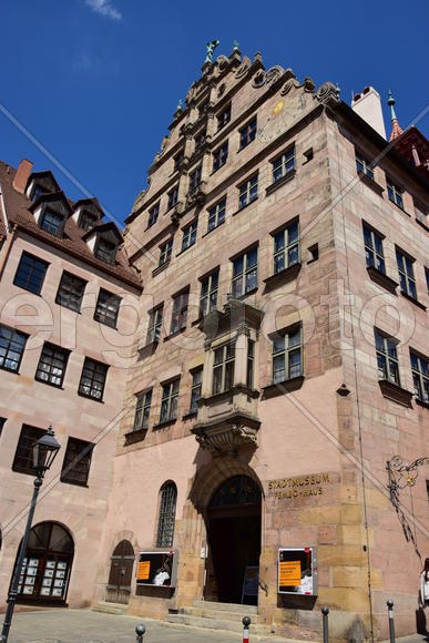 Германия - город Нюрнберг. Фасад старинного здания 